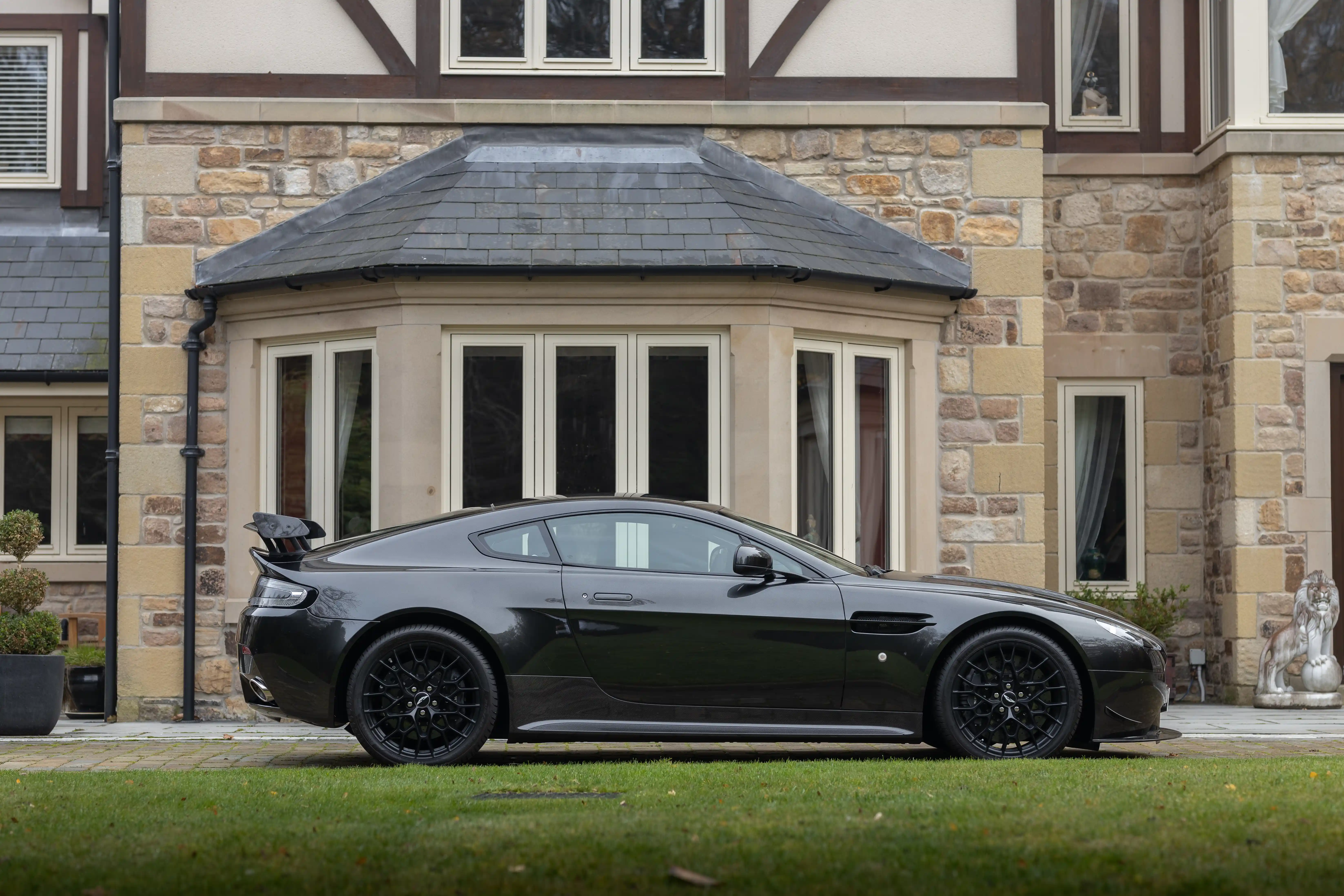 Aston V12 Vantage